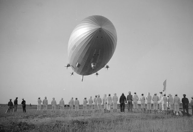  Thảm họa khinh khí cầu mang tên Hindenburg đã bốc cháy trước khi hạ cánh tại Lakehurst, New Jersey (Mỹ). Vào thời điểm đó, trên khinh khí cầu Hindenburg có 97 người (gồm 36 hành khách và 61 người trong phi hành đoàn).